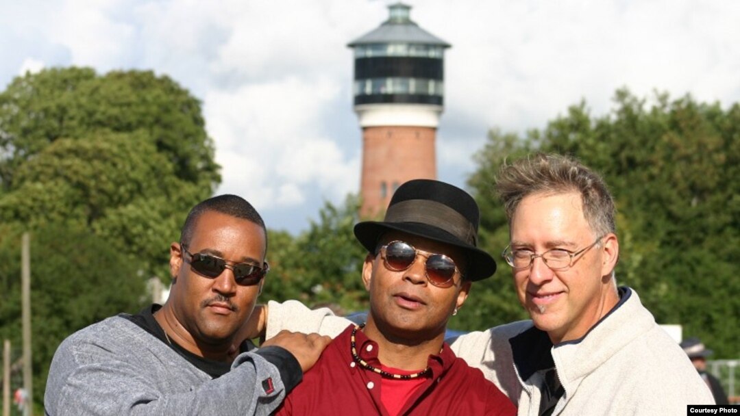 Left to Right - Nerek Roth Patterson (Electric Guitar), Guy Davis and Mark Murphy (Bass) (Photo: Thom Wolke © 2006)