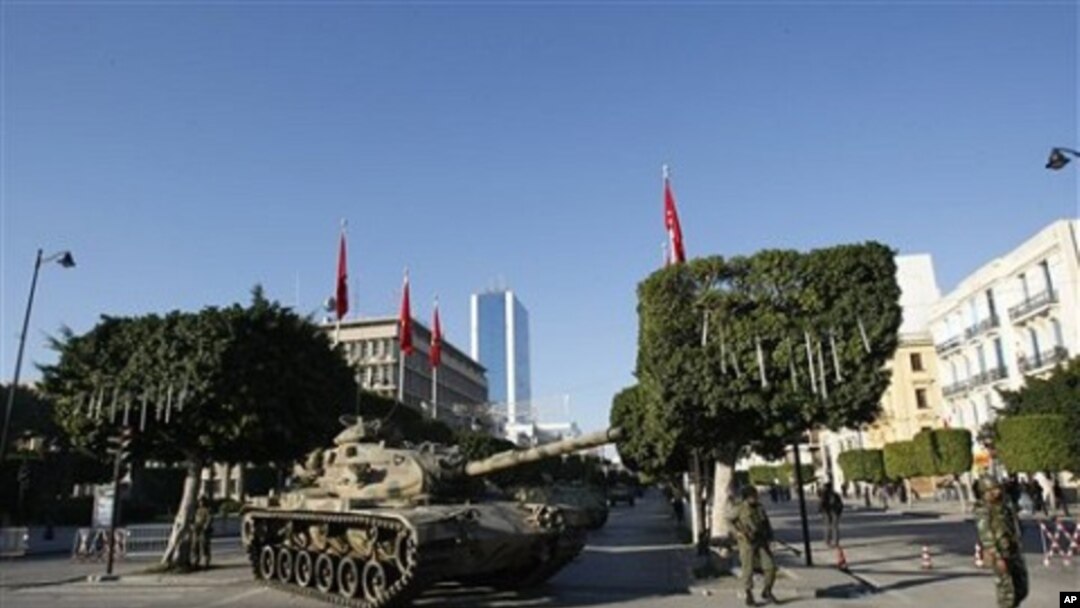 A tank guards the center of Tunis, 16 Jan. 2011. Tunisia sped toward a new future after its iron-fisted leader fled, with an interim president sworn in and ordering the country's first multiparty government to be formed.