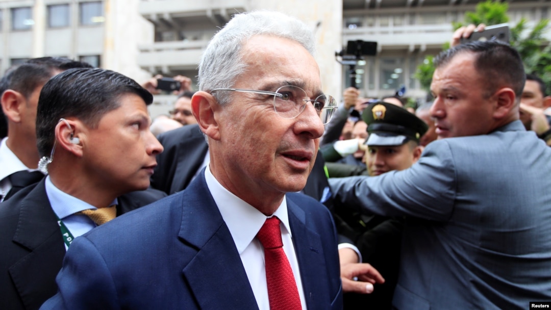 El expresidente y legislador de Colombia, Álvaro Uribe, llega a una audiencia privada en la Corte Suprema de Justicia, en Bogotá, el martes.