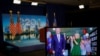 Joe Biden y su esposa, Jill Biden, vistos a través de una pantalla instantes después de conocerse que el exvicepresidente será el candidato demócrata en las elecciones de noviembre.