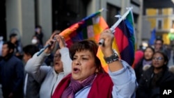 Una partidaria del presidente de Bolivia, Luis Arce, entra en la plaza Murillo tras un golpe fallido en La Paz, Bolivia, el miércoles 26 de junio de 2024