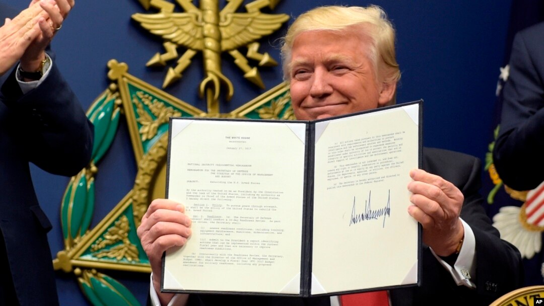 "Queremos asegurarnos que no estamos permitiendo que ingresen a nuestro país las verdaderas amenazas contra las que nuestros soldados están luchando en el extranjero", dijo el presidente Trump al firmar un decreto que ordena medidas más estrictas de investigación de antecedentes para refugiados.